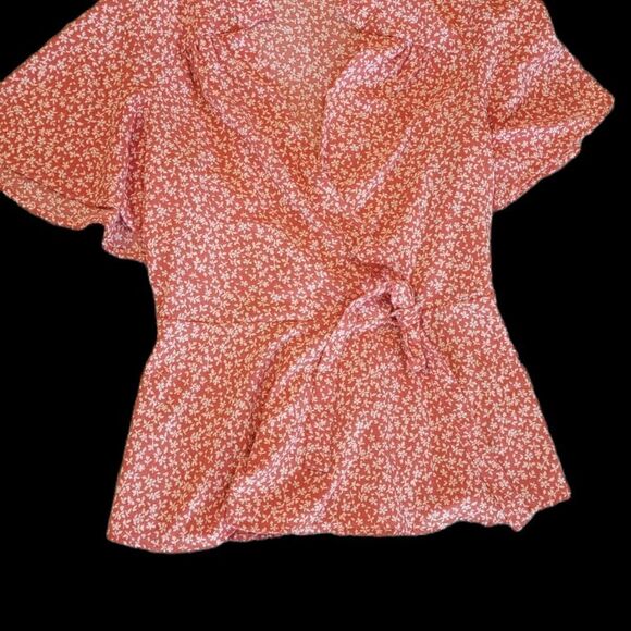 Beautiful flowy top  - Picture 3 of 8